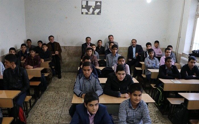 بازدید سرزده مدیرکل آموزش و پرورش خراسان رضوی  از دو مدرسه در منطقه تبادکان