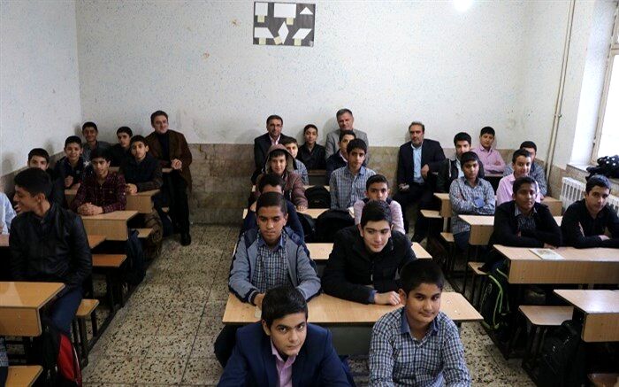 بازدید سرزده مدیرکل آموزش و پرورش خراسان رضوی  از دو مدرسه در منطقه تبادکان