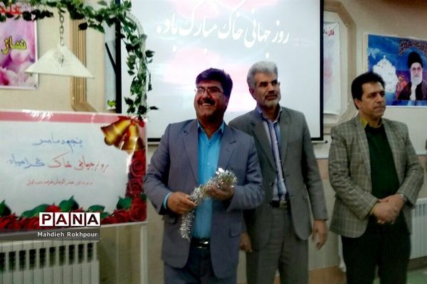 برگزاری جشن روزجهانی خاک در دبیرستان دخترانه فخرالزمان قریب