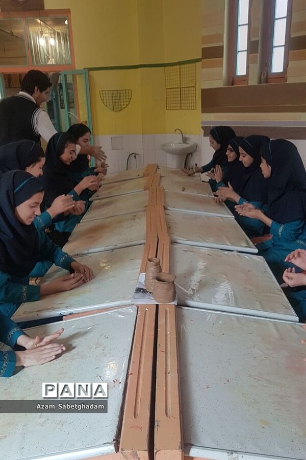 بازدید دانش‌آموزان دبیرستان دکتر شاهی از کارگاه سفال گری