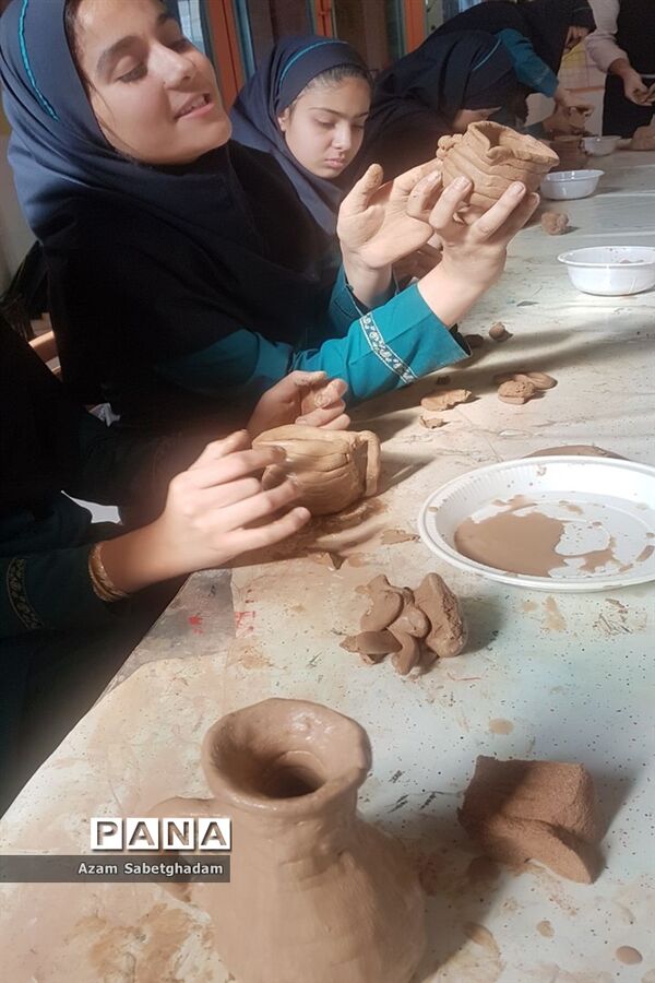 بازدید دانش‌آموزان دبیرستان دکتر شاهی از کارگاه سفال گری