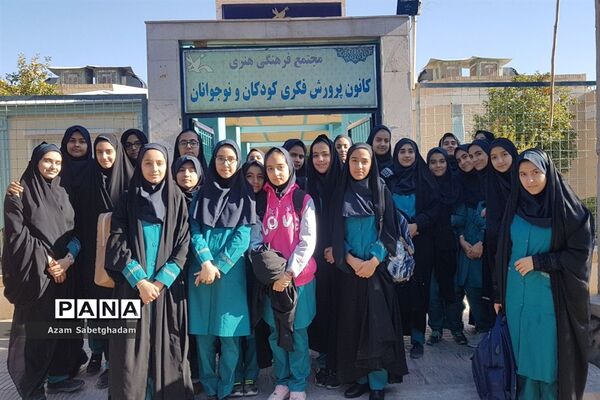 بازدید دانش‌آموزان دبیرستان دکتر شاهی از کارگاه سفال گری