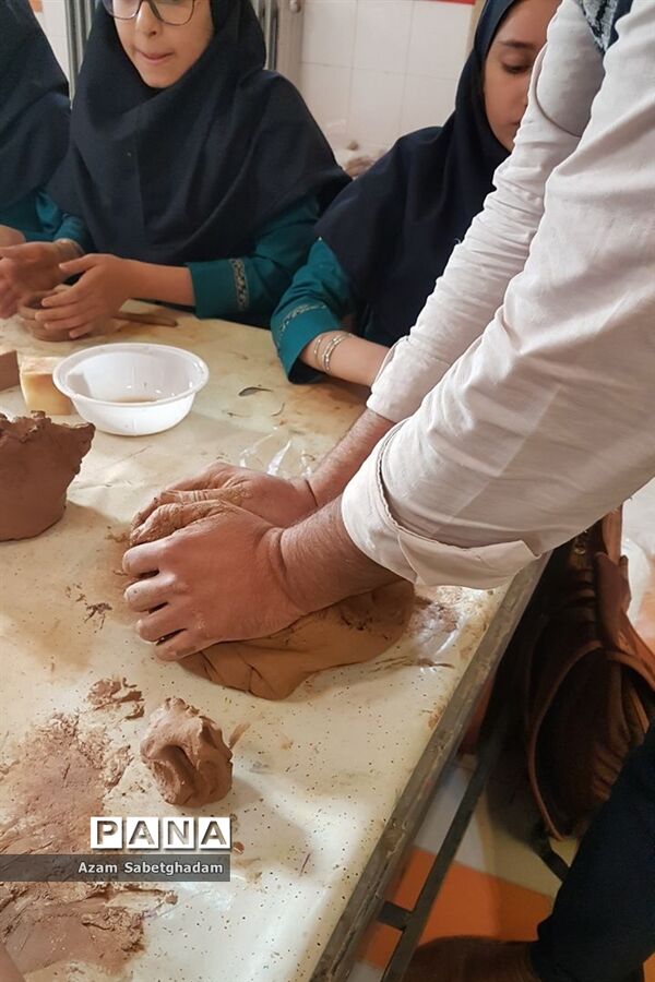 بازدید دانش‌آموزان دبیرستان دکتر شاهی از کارگاه سفال گری