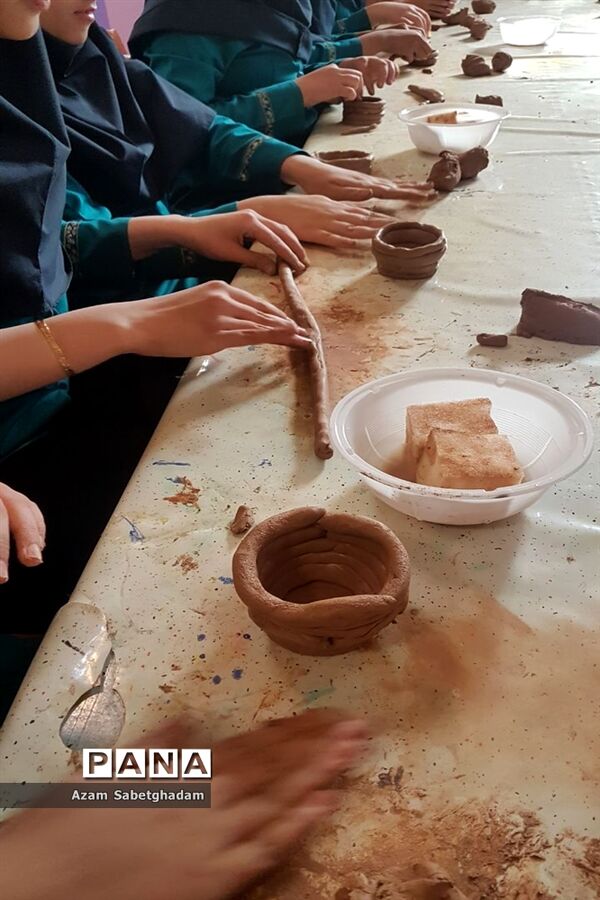 بازدید دانش‌آموزان دبیرستان دکتر شاهی از کارگاه سفال گری
