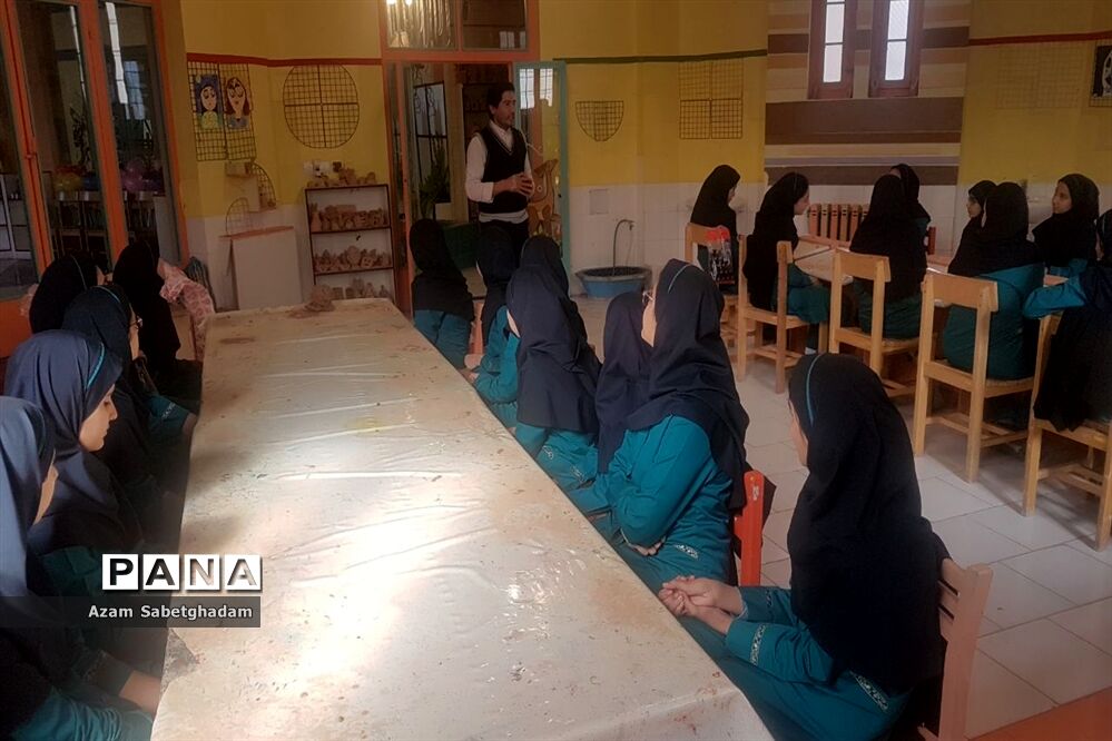 بازدید دانش‌آموزان دبیرستان دکتر شاهی از کارگاه سفال گری
