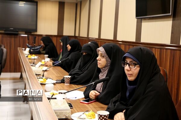 شورای بسیج دانش‌آموزی با رئیس اداره و معاونان  پرورشی مدارس ناحیه یک ری