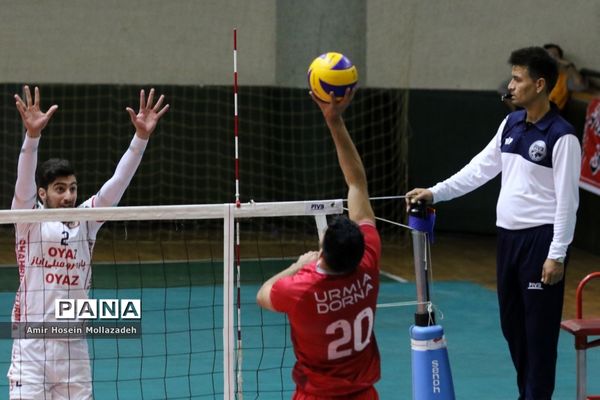 دیدار تیم‌های والیبال شهرداری ارومیه و دورنای ارومیه