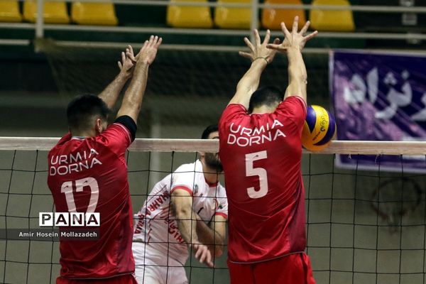 دیدار تیم‌های والیبال شهرداری ارومیه و دورنای ارومیه