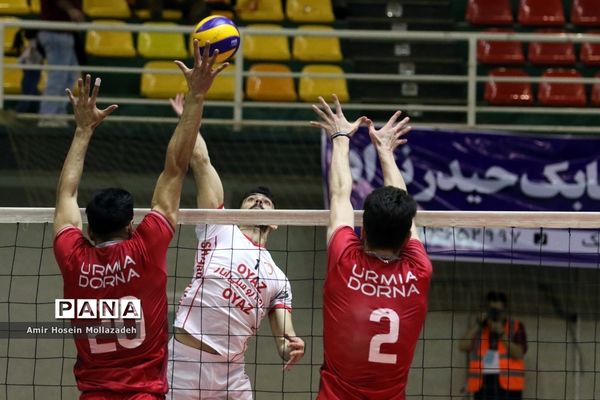دیدار تیم‌های والیبال شهرداری ارومیه و دورنای ارومیه