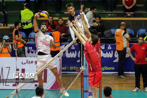 دیدار تیم‌های والیبال شهرداری ارومیه و دورنای ارومیه