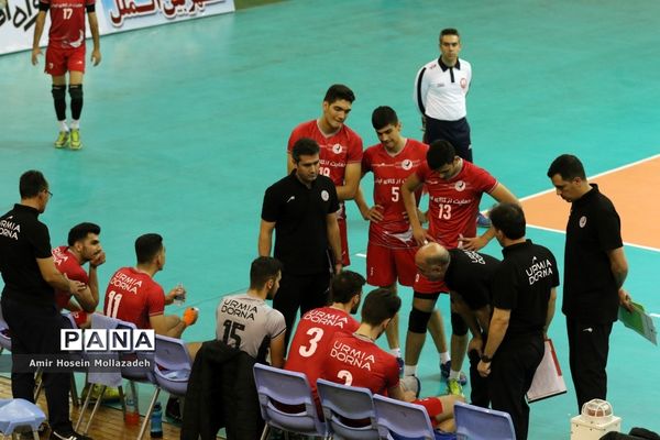 دیدار تیم‌های والیبال شهرداری ارومیه و دورنای ارومیه