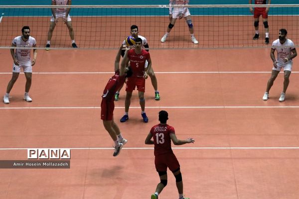 دیدار تیم‌های والیبال شهرداری ارومیه و دورنای ارومیه