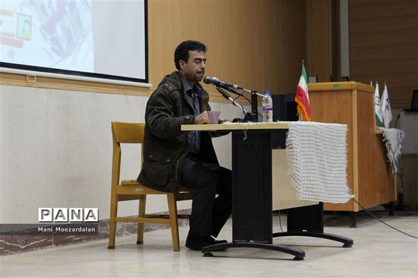 جشن امضاءمسئولان درآیین رو نمایی از کتاب( سرباز کوچک امام )در سنندج