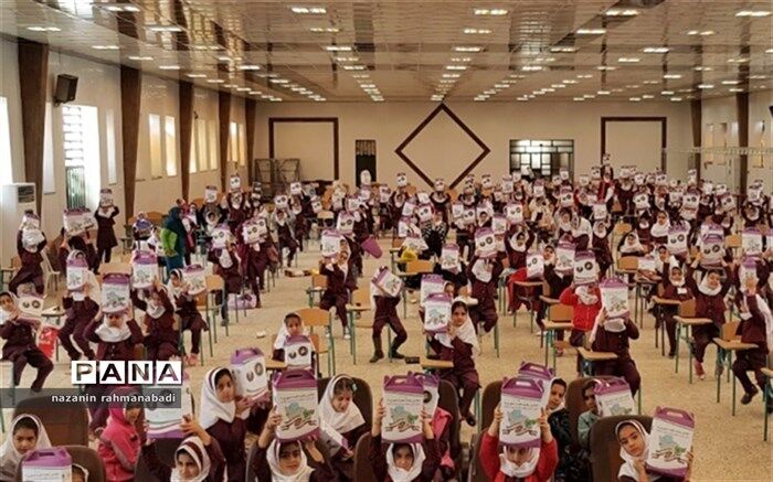 توزیع بسته های آموزشی اهدایی ریاست جمهوری: طرحی نو از همدلی و برادری میان ملت و دولت ایران اسلامی بر بوم نقش بست