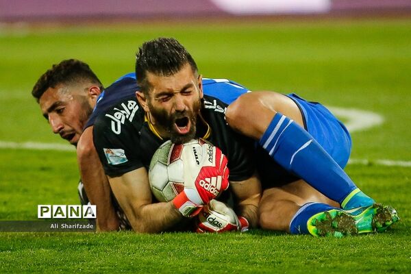 دیدار تیم‌های استقلال و پدیده