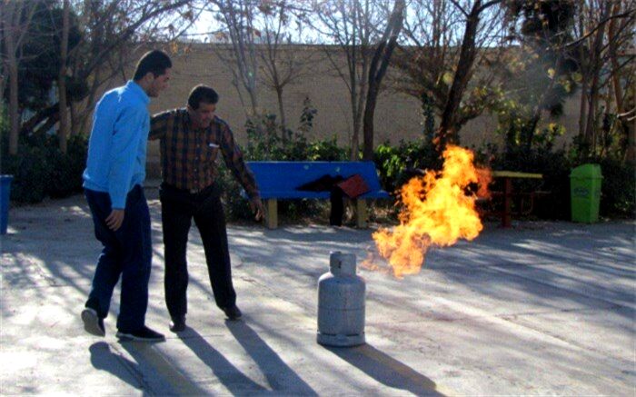 آموزش عملی اطفای حریق در دبیرستان شهید صدوقی دوره دوم