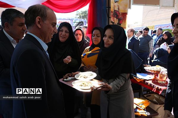 افتتاح نمایشگاه مدارس غیر انتفاعی با حضور مدیر کل مدارس غیر انتفاعی وزارت آموزش وپرورش