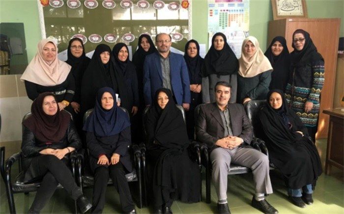 مدیر آموزش و پرورش ناحیه یک ری از  معلم پژوهنده برگزیده استان تجلیل کرد