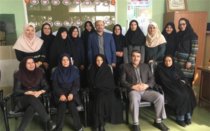 مدیر آموزش و پرورش ناحیه یک ری از  معلم پژوهنده برگزیده استان تجلیل کرد