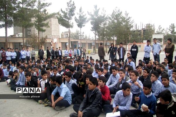 مسابقات نجات تخم مرغ در دبیرستان شهید نواب صفوی بیرجند