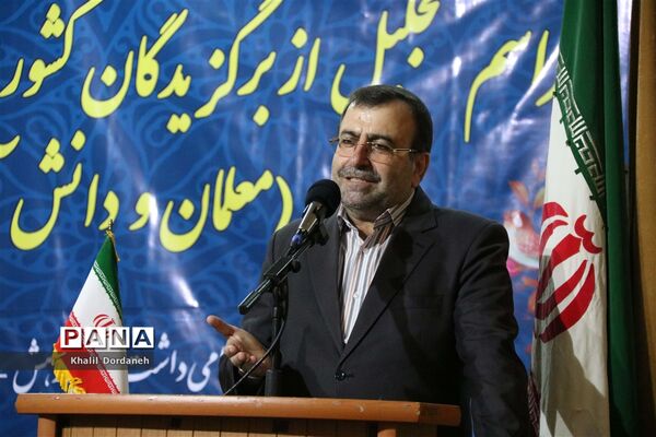 تجلیل از معلمان و دانش‌آموزان پژوهنده برتر مازندران