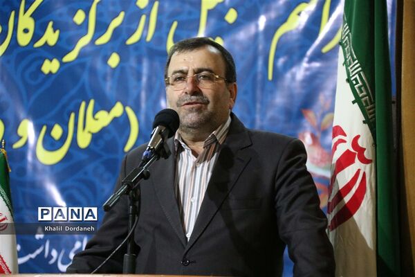 تجلیل از معلمان و دانش‌آموزان پژوهنده برتر مازندران