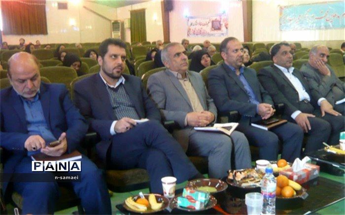 مجمع موسسان مدارس ومراکز غیر دولتی در سالن شهیدچمران ناحیه 4برگزار شد