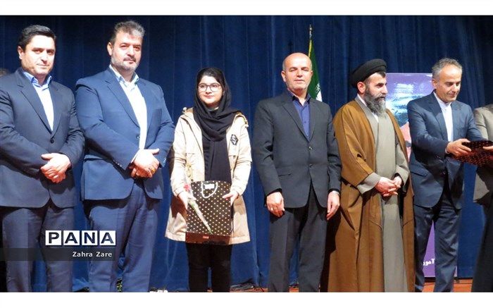 دانش‌آموزان و معلمان برتر محمودآباد تجلیل شدند