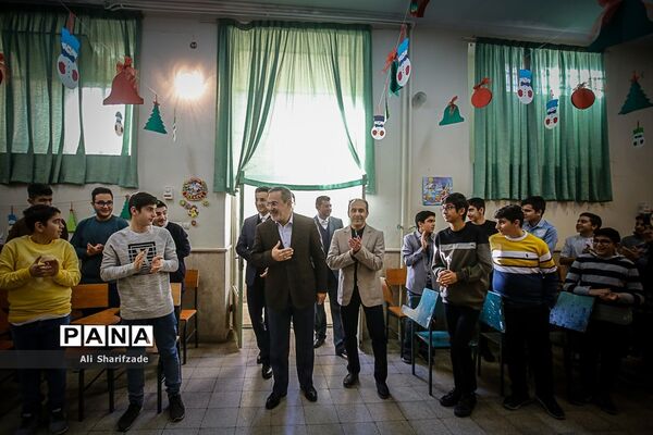 حضور سرزده وزیر آموزش و پرورش  در جشن سال نو دانش‌آموزان ارمنی