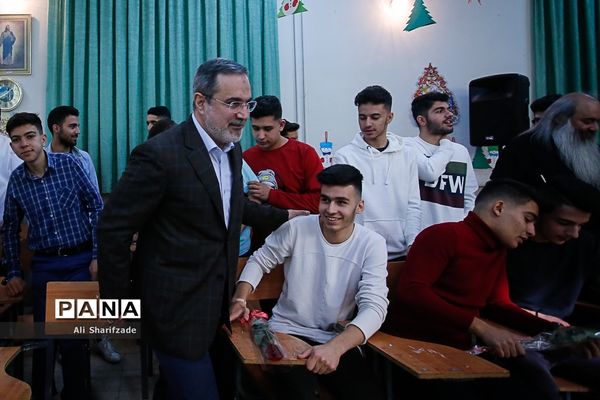 حضور سرزده وزیر آموزش و پرورش  در جشن سال نو دانش‌آموزان ارمنی