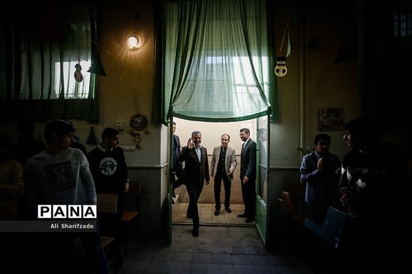 حضور سرزده وزیر آموزش و پرورش  در جشن سال نو دانش‌آموزان ارمنی