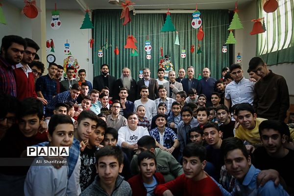 حضور سرزده وزیر آموزش و پرورش  در جشن سال نو دانش‌آموزان ارمنی