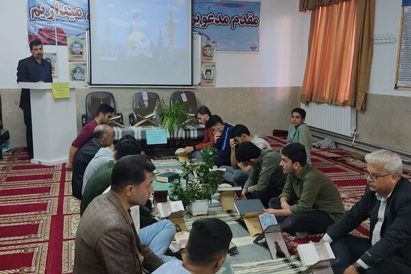 محفل انس با قرآن و یادواره شهدای دانش‌آموز در مدرسه شاهد شهید بشارت 