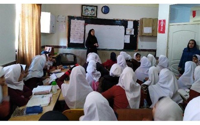 معلم سنندجی  به دانش آموزانش درس از خود گذشتگی داد