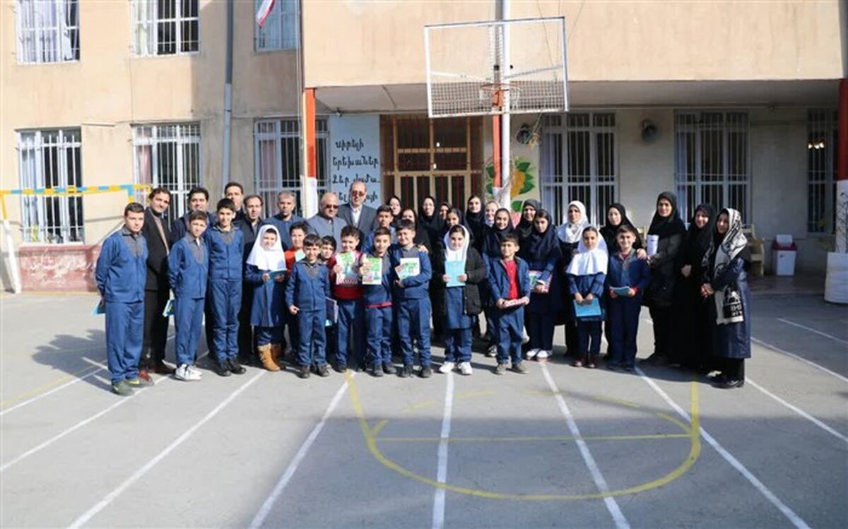 دیدار مدیرکل آموزش و پرورش استان با دانش آموزان و معلمان مسیحی