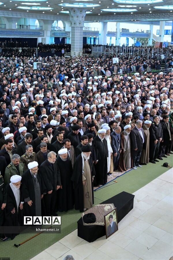 مراسم اقامه نماز بر پیکر آیت‌الله هاشمی شاهرودی به امامت رهبر انقلاب
