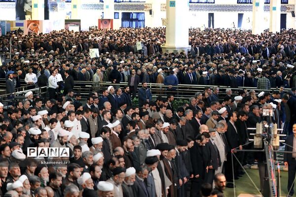 مراسم اقامه نماز بر پیکر آیت‌الله هاشمی شاهرودی به امامت رهبر انقلاب
