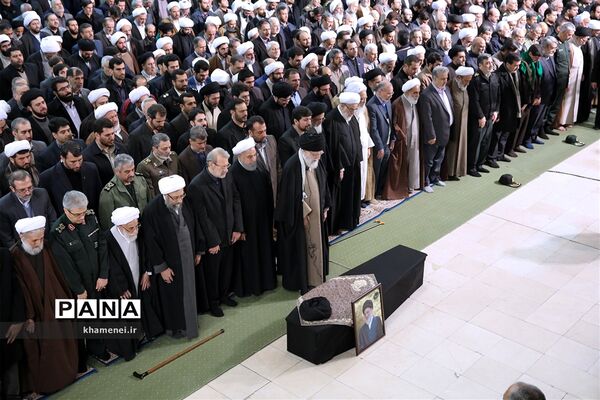 مراسم اقامه نماز بر پیکر آیت‌الله هاشمی شاهرودی به امامت رهبر انقلاب