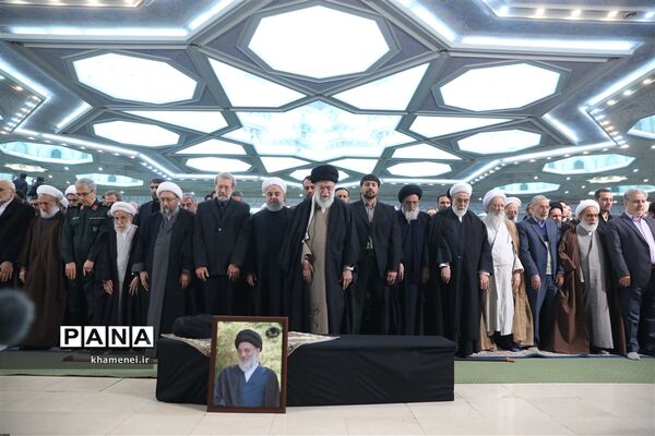 مراسم اقامه نماز بر پیکر آیت‌الله هاشمی شاهرودی به امامت رهبر انقلاب