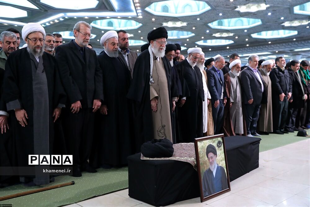 مراسم اقامه نماز بر پیکر آیت‌الله هاشمی شاهرودی به امامت رهبر انقلاب