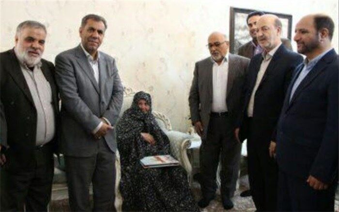 ایران اسلامی به برکت خون هزاران شهید و از خودگذشتگی ایثارگران بر بلندای اقتدارو عزت ایستاده است