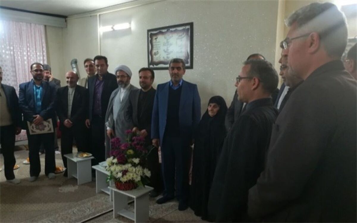 دیدار مسئولین البرزی با خانواده تنها شهید سوادآموزی استان
