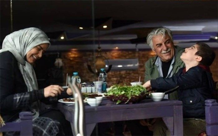 رضا کیانیان و نرگس محمدی در راه بیمارستان