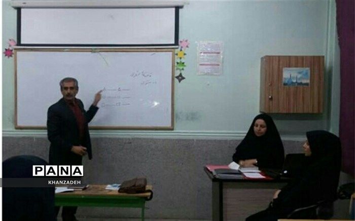 نشست  شعرخوانی و نقد شعر دانش آموزان و دبیران ادبیات