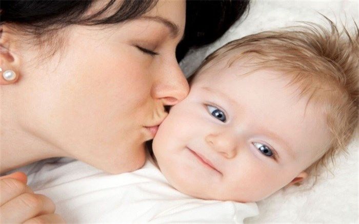 کودکانتان را بی‌اجازه نبوسید!