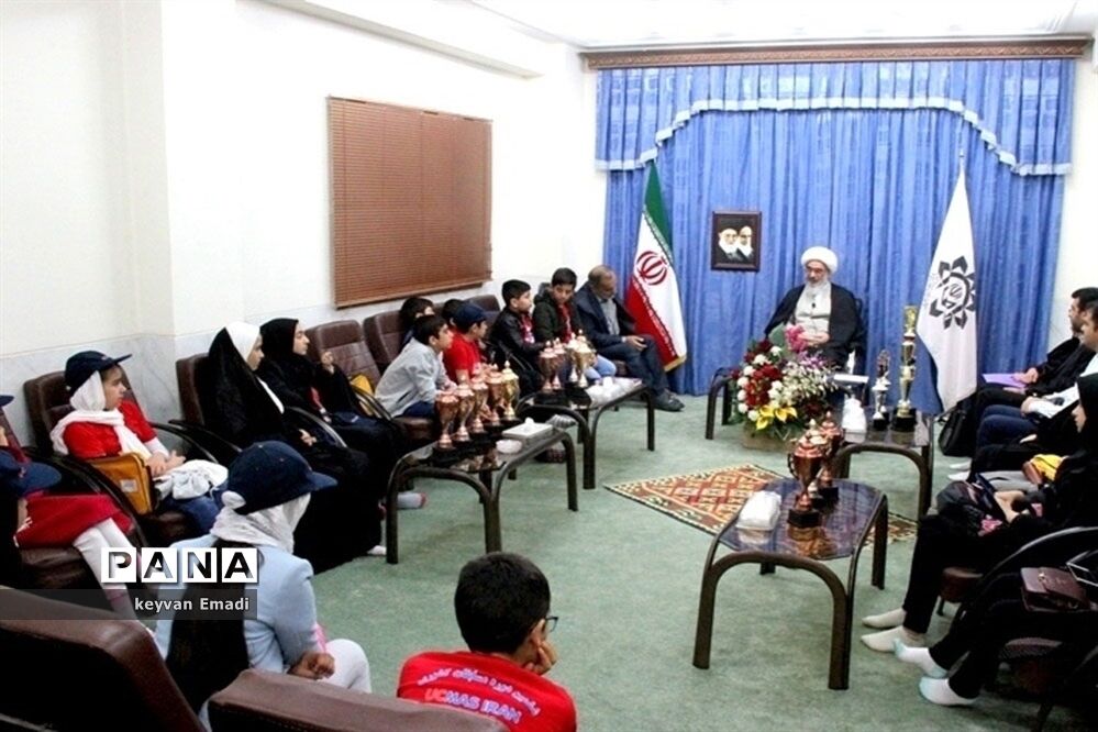 دیدار صمیمی جمعی از مقام‌آوران رشته «یو.سی.مس» با آیت الله صفایی بوشهری