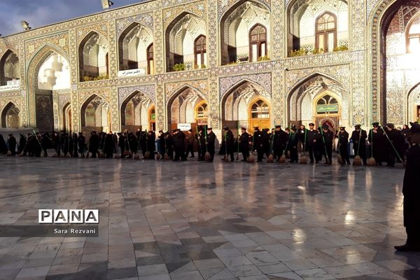 آئین سنتی غبارروبی محوطه حرم امام مهربانی‌هادر مشهد مقدس