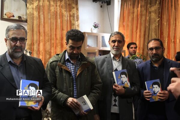 مراسم رونمایی وامضای کتاب سرباز کوچک امام