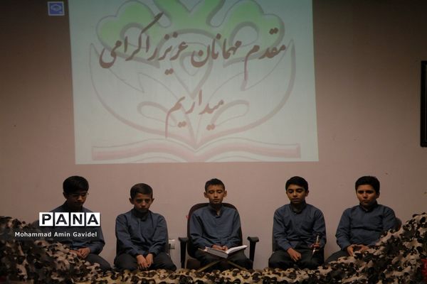 مراسم رونمایی وامضای کتاب سرباز کوچک امام