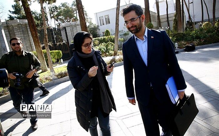آذری جهرمی: وزارت صنعت مسئول رسیدگی به بازار موبایل شد؛ رحمانی: پیگیر هستیم